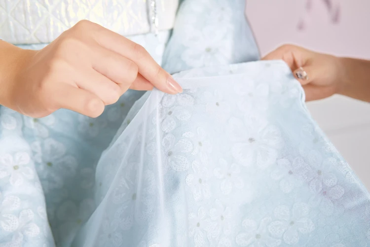 TKAZEN姫路店のTKAZENオリジナル振袖。ラメ生地に花レースとオーガンジーを重ねた三層構造のガーリでキュートな振袖。リボンコーデが可愛い成人式振袖。