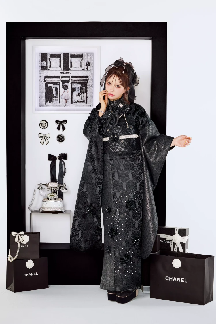 オールブラックの大人可愛いお振袖。モノトーンコーデでおしゃれにかっこよくコーデ。