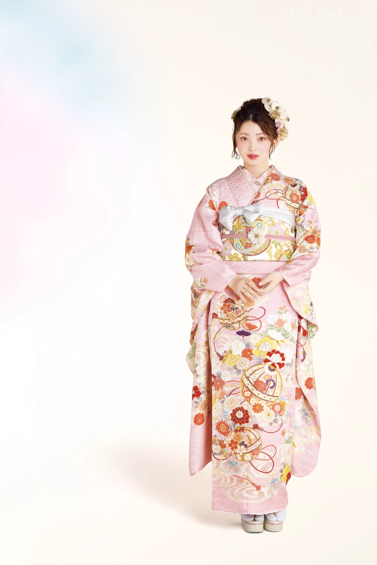 TAKAZEN姫路店のピンクの正統派古典のお振袖。毬柄が大きく描かれていてはんなりとカワイイお振袖となっております