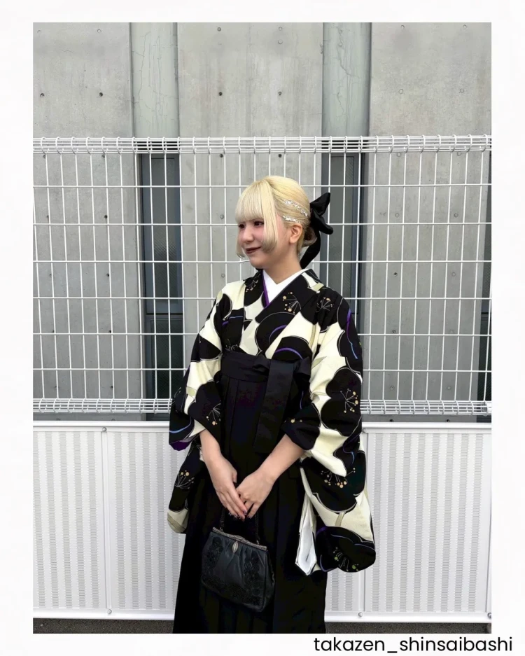 タカゼン心斎橋店お客様の卒業式袴写真　レトロモダン白/黒/モノトーン　梅柄黒無地袴