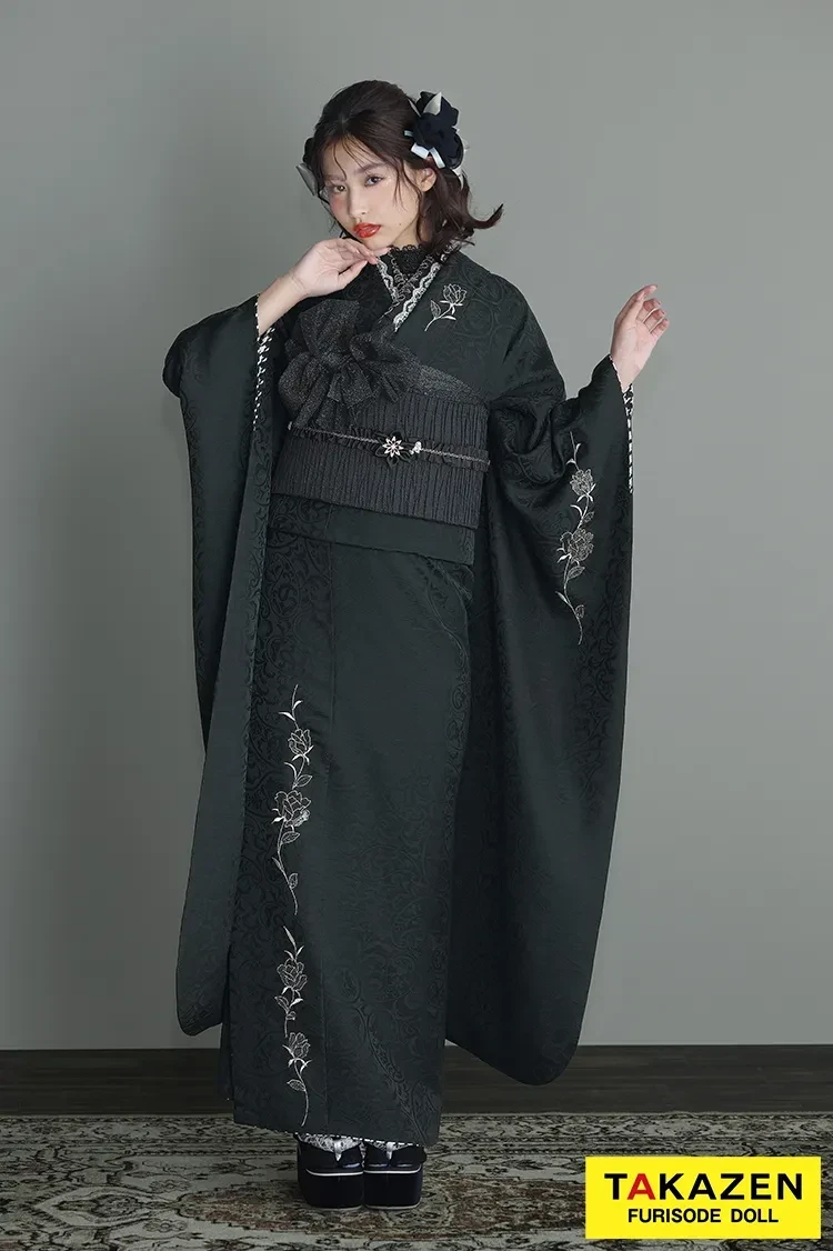 振袖レンタル　ヴィンテージスタイル　ブラック/黒ベース　ワンポイント刺繍　人と被らない　シンプル振袖　おしゃれな着こなし　レースインナー　谷田ラナ【通販可】24031