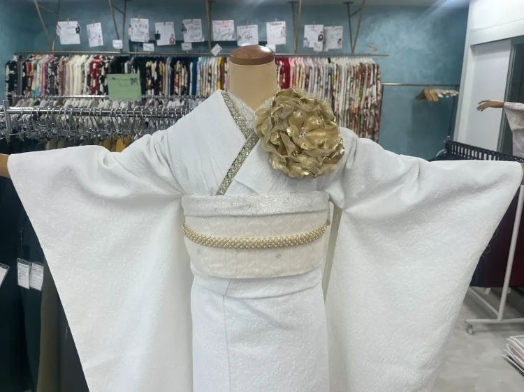 振袖レンタル 成人式 なんば 心斎橋 天王寺 大阪 人気タカゼン心斎橋店 TAKAZENオリジナルヘップバーンローズ最新作ヘップバーンローズ 白金/ゴールド 薔薇 立体花 最先端 エレガント きれいめ レースインナー ゴージャス 周防ジゼル