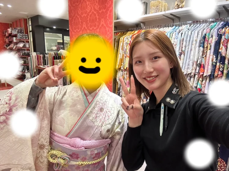 安くてかわいいピンク色の振袖をご着用するお客様の様子