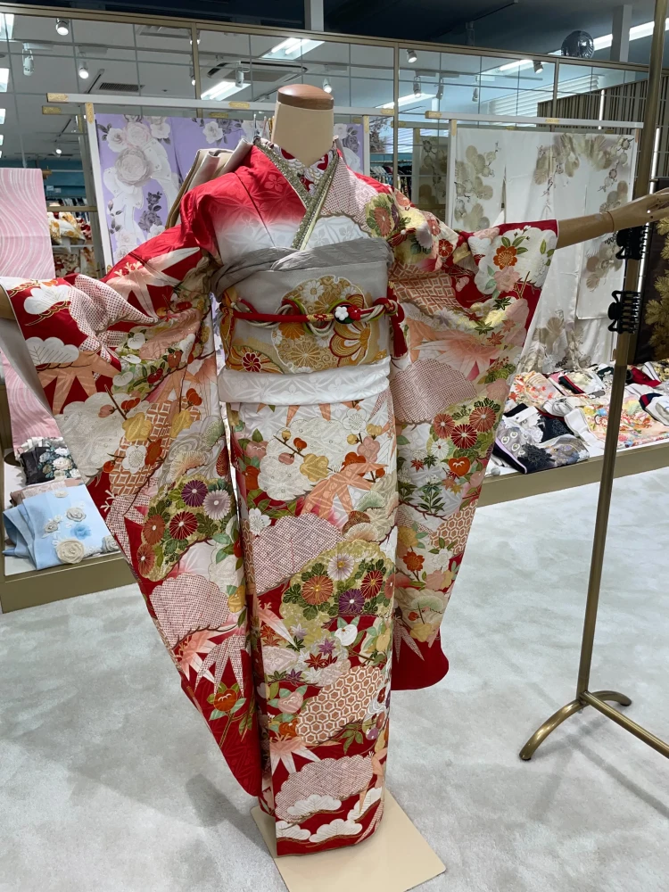 正統派古典赤白のお振袖のコーディネートをご紹介