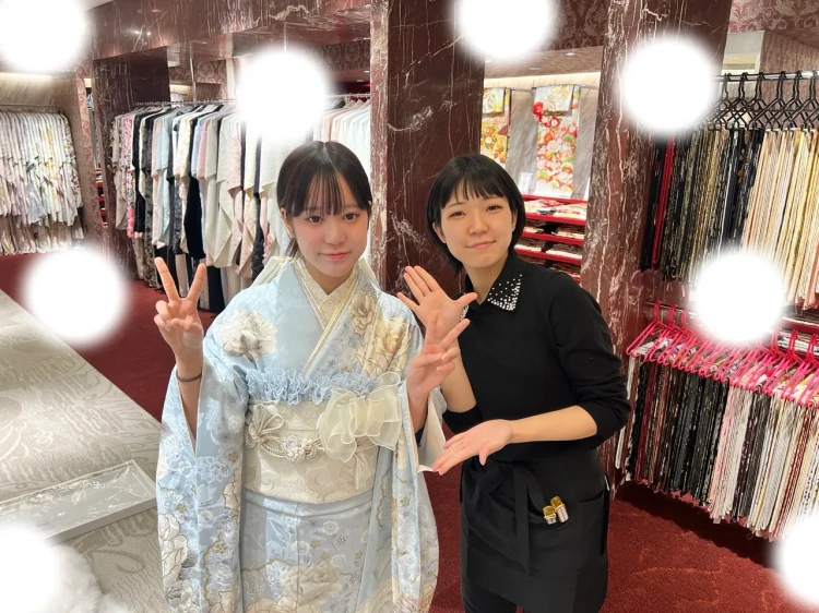TAKAZEN東京表参道店Flagshipで水色でコスメカラーのお振袖、バラ柄の振袖をご契約いただいたお客様の紹介