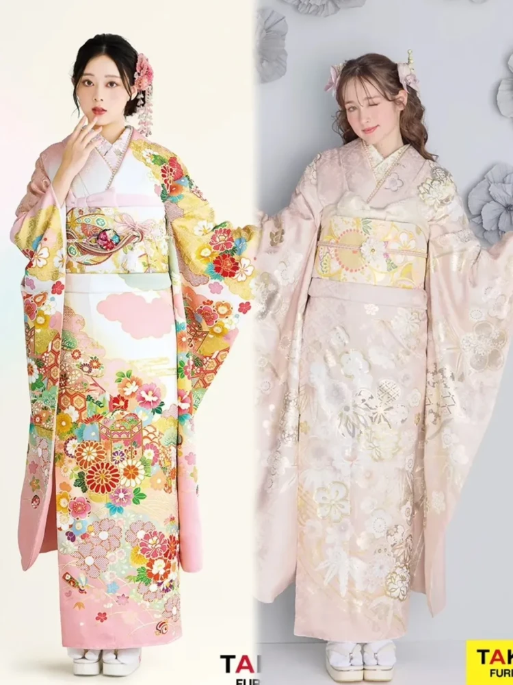 低身長さんに向けての振袖。淡い色で細かい柄が可愛らしい振袖を着ている様子