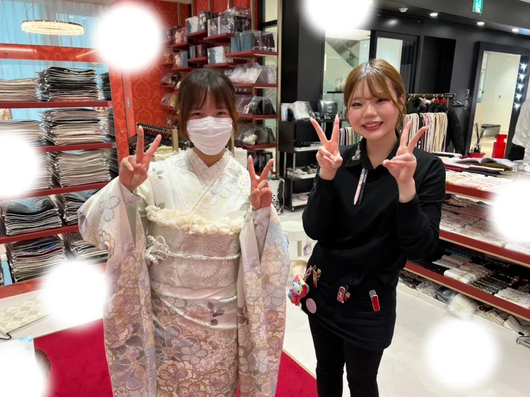 水色の可愛いプレミアム古典の振袖をご着用するお客様の様子