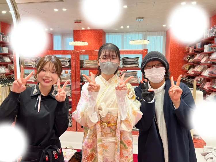 大阪梅田でくすみカラーのお振袖をご着用するお客様の様子