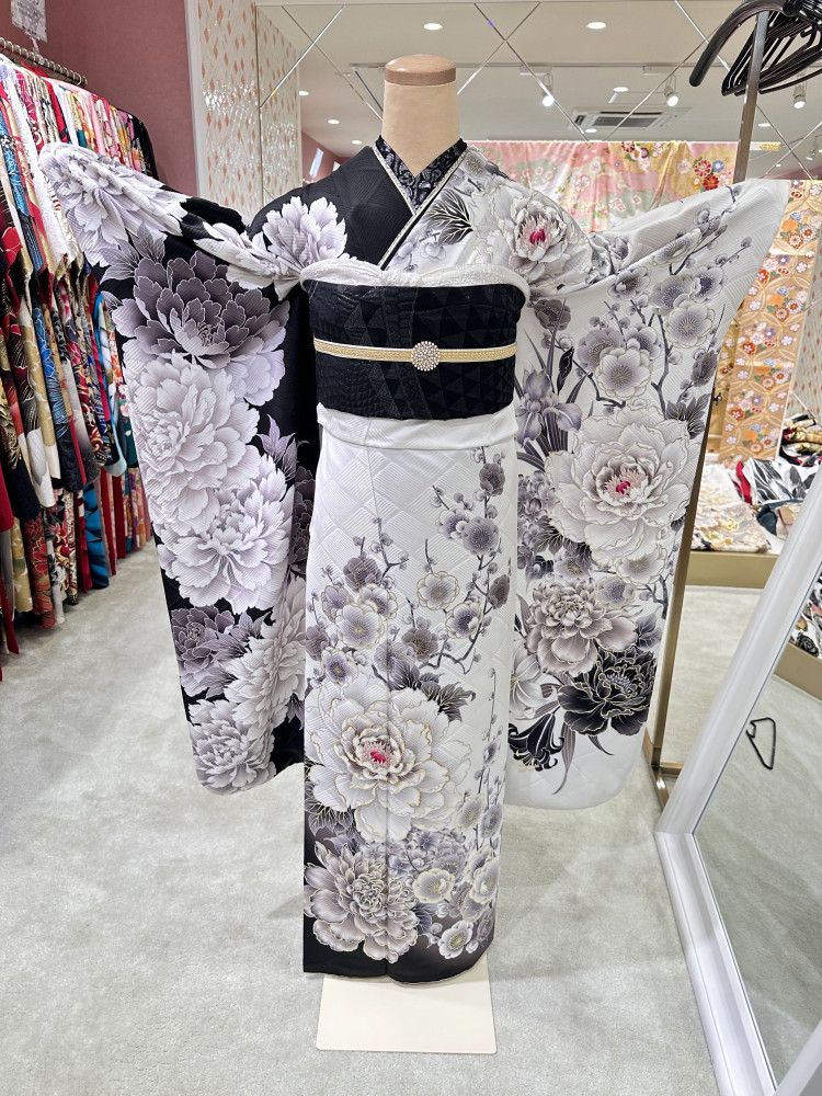 姫路の振袖レンタル店で撮影した白黒モノトーン牡丹柄の成人式振袖コーディネート