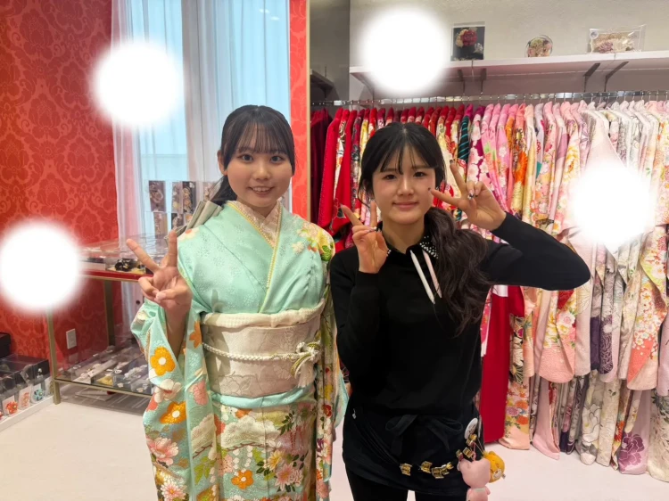 梅田本店で水色の古典振袖をご着用するお客様の様子