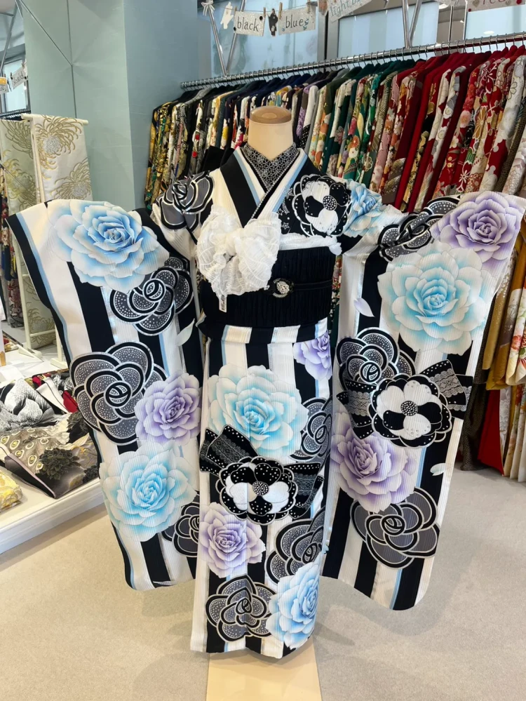 TAKAZEN堺店で展示している水色と黒と紫の振袖