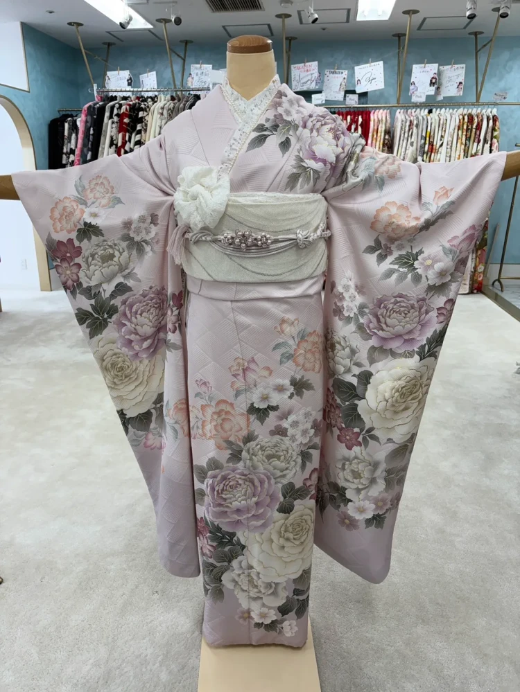 くすみカラー古典柄のお振袖でレースを合わせたイマドキのコーデのご紹介