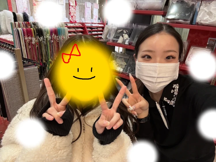 大阪梅田でくすみのミントカラーの振袖を試着するお客様