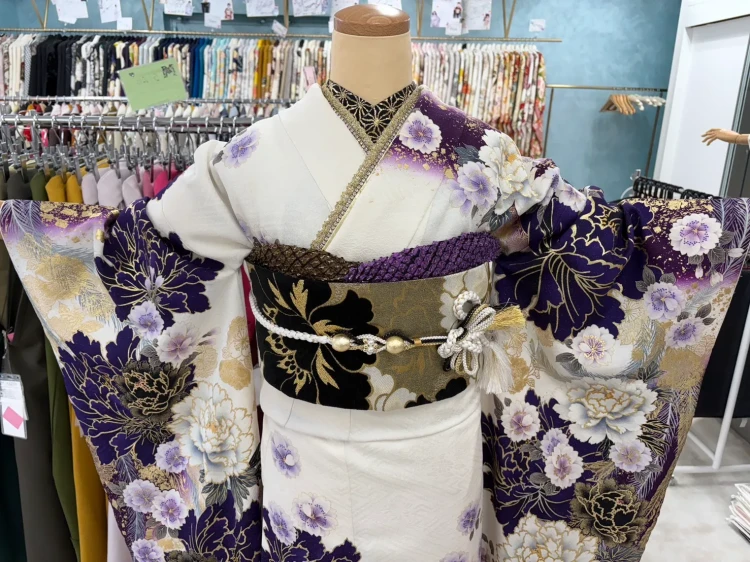 2027年・2028年成人の方におすすめの安カワのモード系のお振袖のご紹介