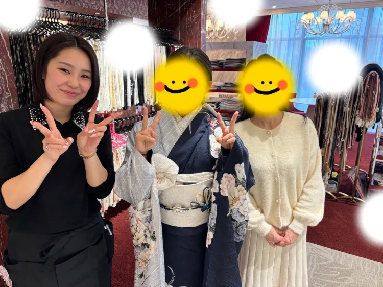TAKAZEN東京表参道店Flagshipで紺のくすみカラーの振袖をご契約いただいたお客様の紹介