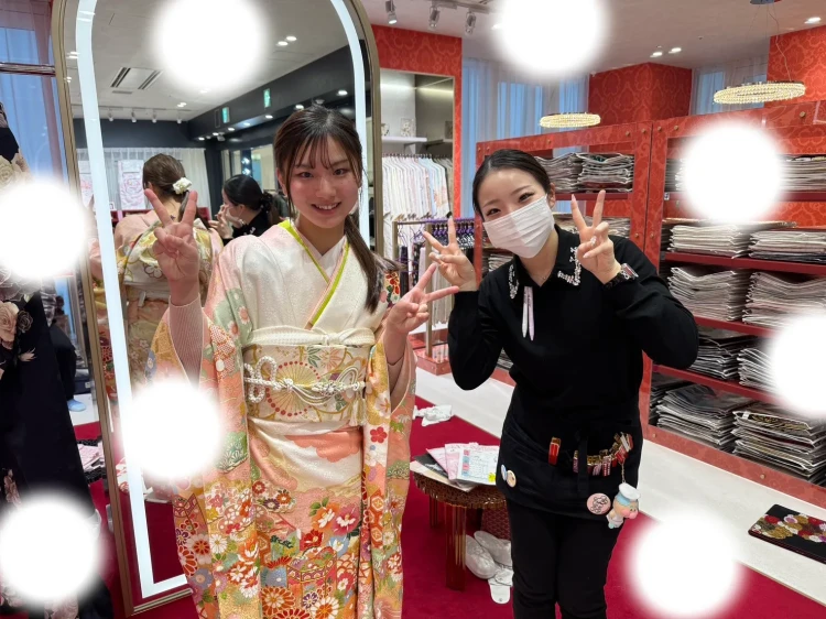華やかでカワイイ正統派古典のお振袖をご着用するお客様の様子