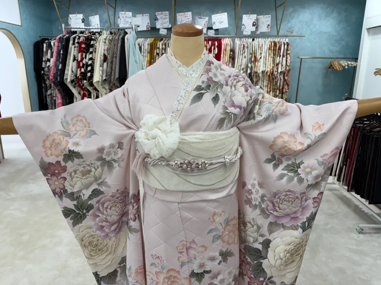 くすみカラー古典柄のお振袖でレースを合わせたイマドキのコーデのご紹介