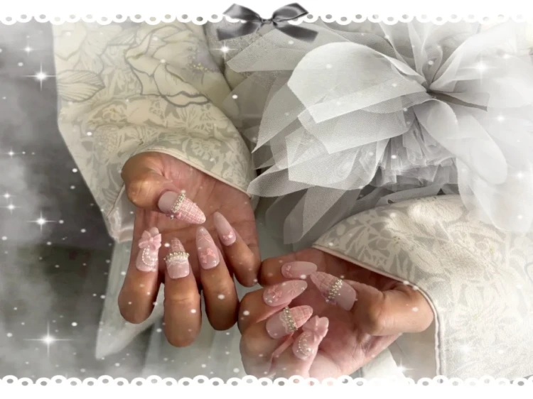 ガーリーワンホン系ネイルをしているお客様の写真