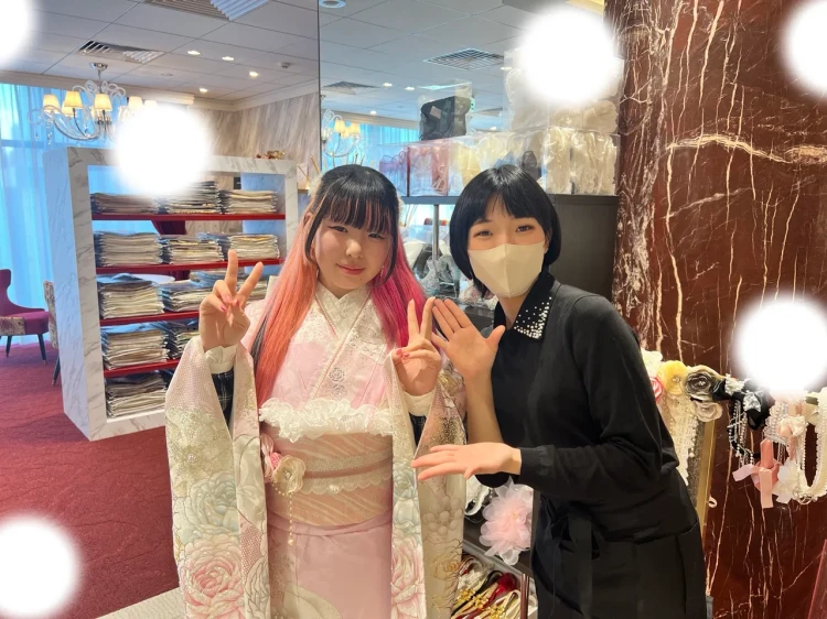 TAKAZEN東京表参道店Flagshipでモードのお振袖の、バラ柄の振袖をご契約いただいたお客様の紹介