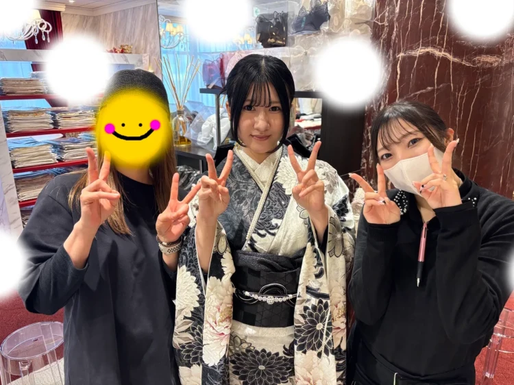 TAKAZEN東京表参道店Flagshipで白や黒色古典柄、メーカーブランドの振袖でのフォトプランをご契約いただいたお客様の紹介