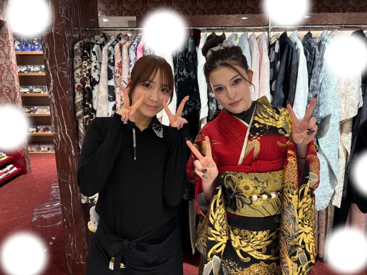 TAKAZEN東京表参道店Flagshipで赤やゴールド色のジャパンモード振袖、虎柄の振袖をご契約いただいたお客様の紹介。