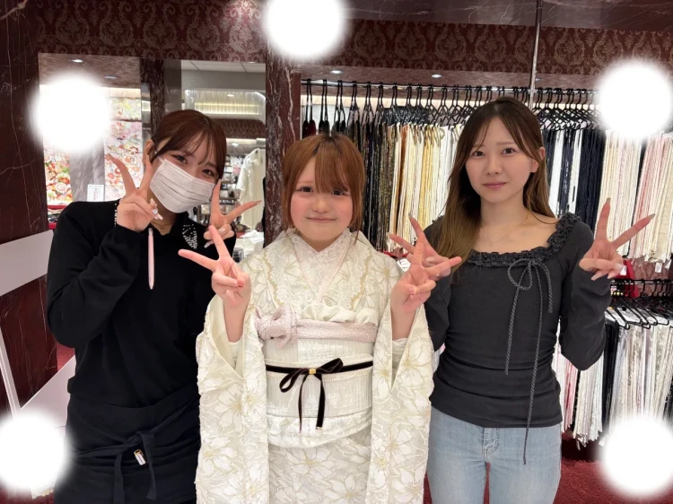 TAKAZEN東京表参道店Flagshipで安カワの白色の総レースの振袖をレンタルでご契約いただいたお客様の紹介