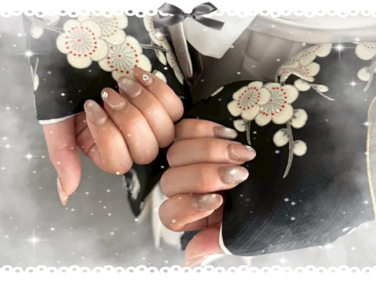 キレイめネイルをしているお客様の写真