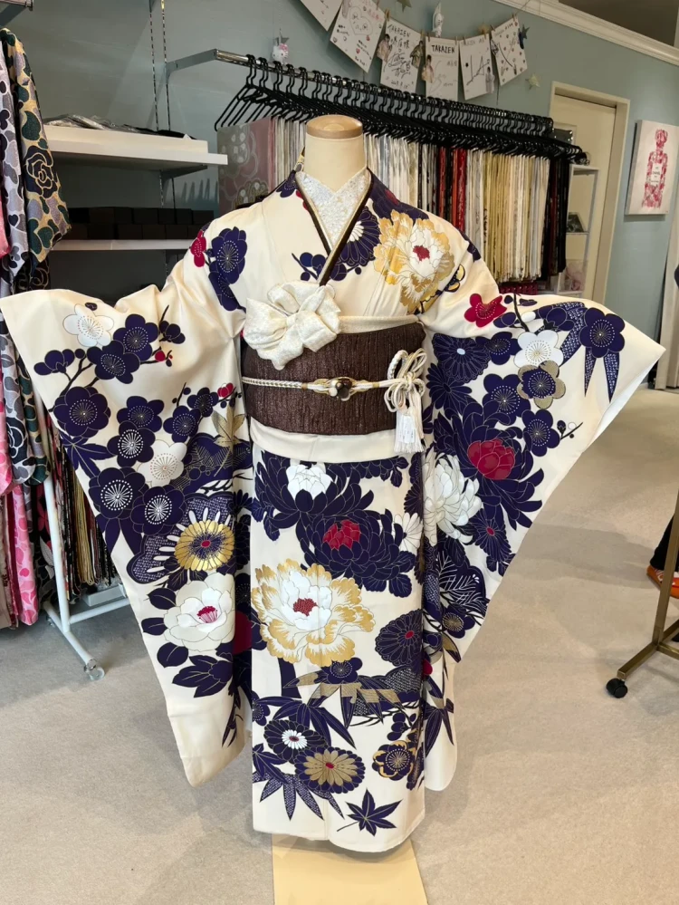 堺店で展示している白と紫の古典柄お振袖