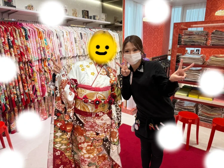 絞りの高級振袖プレミアム古典をご着用するお客様の様子