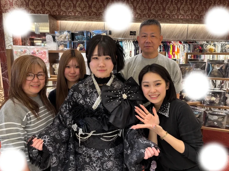 TAKAZEN東京表参道店Flagshipで黒色のキラキラシュシュの振袖をご契約いただいたお客様の紹介