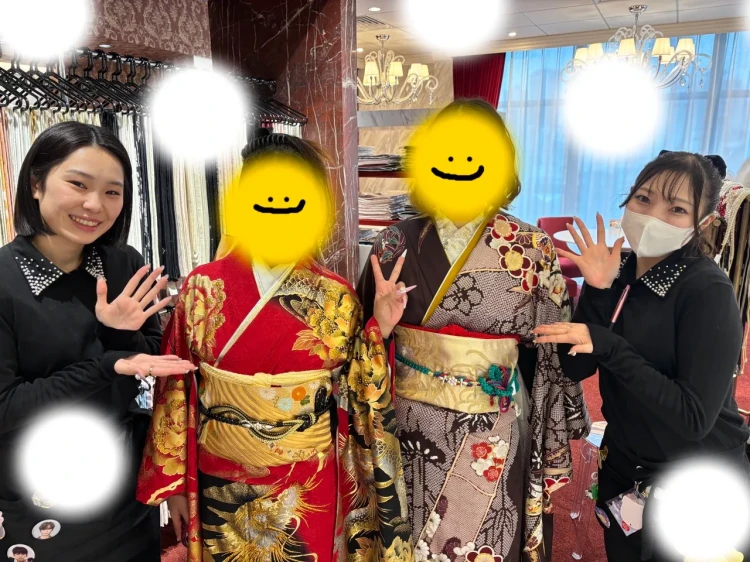 表参道で赤とゴールドのキラキラな龍のお振袖と大人っぽい茶色の古典のお振袖