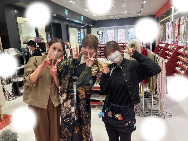 渋めヴィンテージスタイルの振袖を試着するお客様