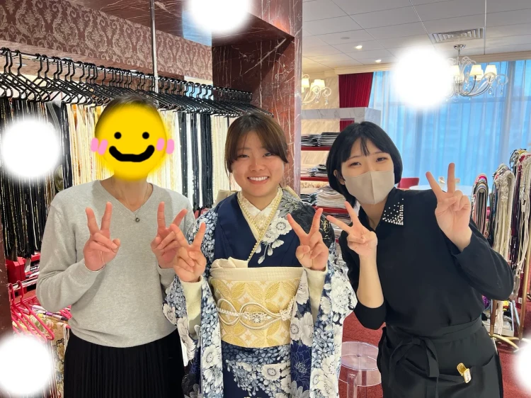 TAKAZEN東京表参道店Flagshipで紺色の古典、花柄でちいぽぽの振袖をご契約いただいたお客様の紹介