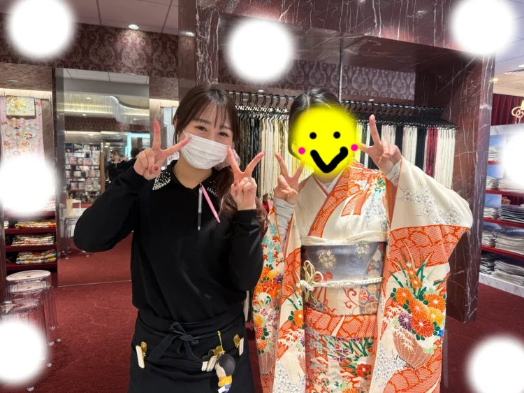 TAKAZEN東京表参道店Flagshipでお持ち込みいただいたオレンジや黄色の古典柄のお母様の振袖をTAKAZENの小物コーディネートし、フォトプランをご契約いただいたお客様の紹介