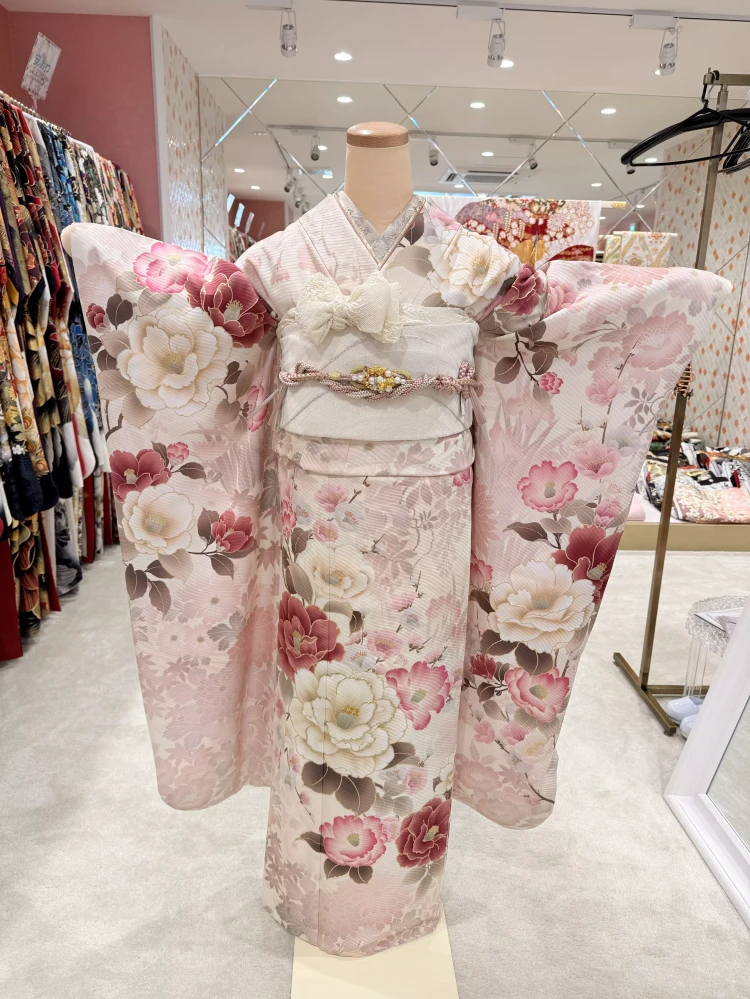 姫路で人気のくすみピンク花柄振袖コーデ｜成人式振袖レンタルTAKAZEN姫路店