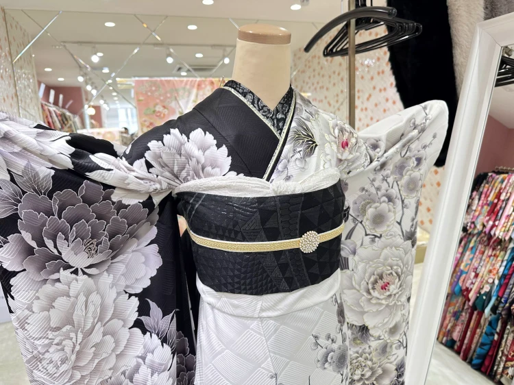 白地にグレー牡丹柄が美しい大人クールなモノトーン振袖と黒帯コーデ