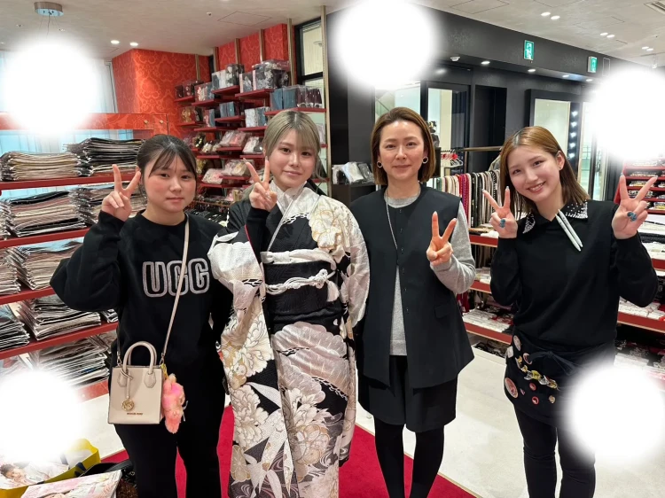 大阪梅田で黒色のとてもきれいなお振袖に決定しました