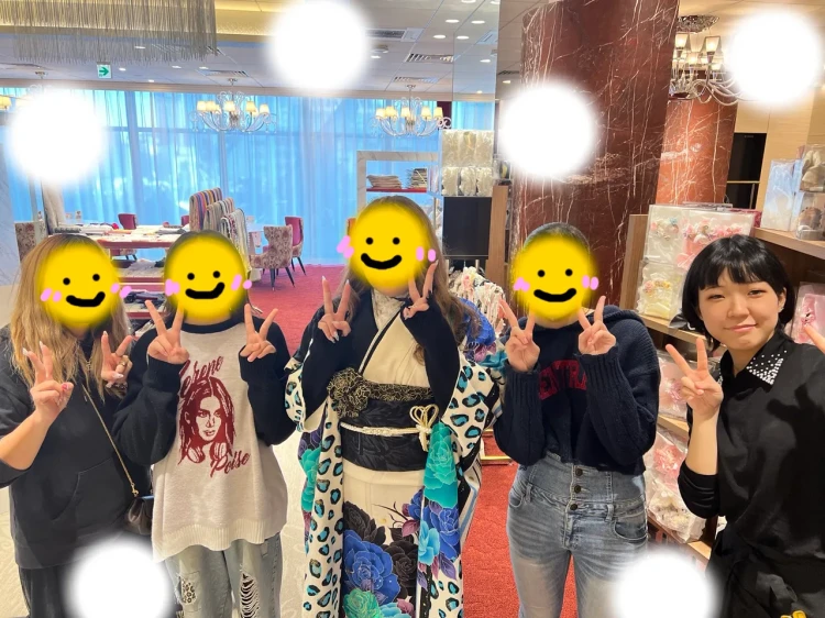 TAKAZEN東京表参道店Flagshipで黒や青色の薔薇柄、ヒョウ柄の振袖をご契約いただいたお客様の紹介