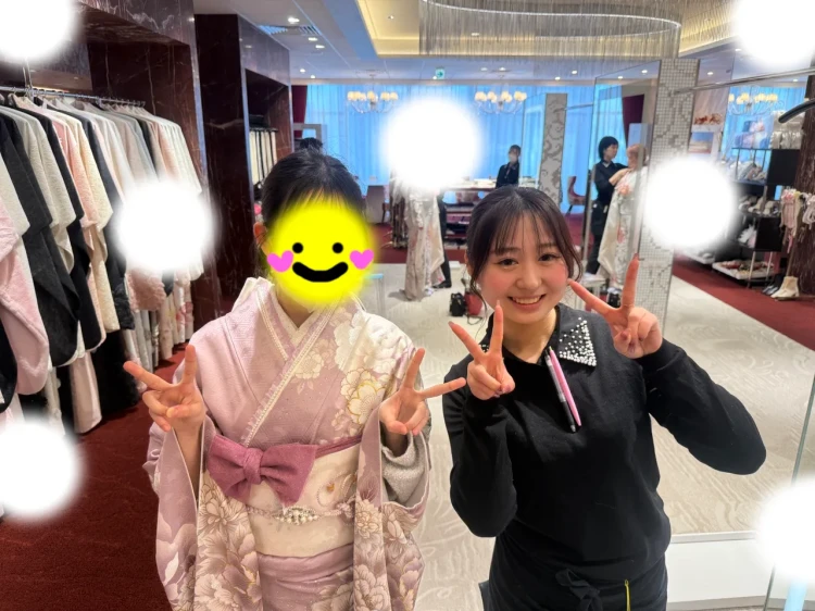 TAKAZEN東京表参道店Flagshipで紫のくすみカラー振袖にリボンやフリルを取り入れたコーディネートで成人式レンタルをご契約いただいたお客様の紹介