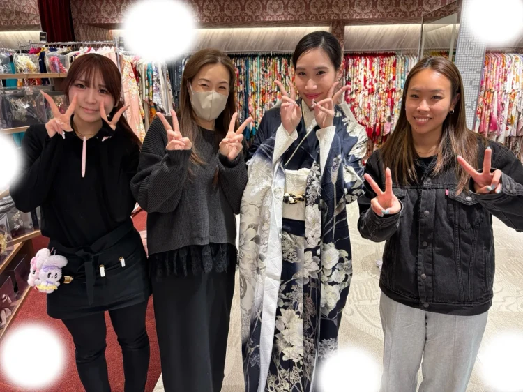 TAKAZEN東京表参道店Flagshipで紺色と白色の古典、お花柄の振袖を試着していただいたお客様の紹介