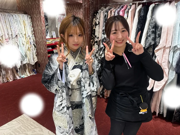 TAKAZEN東京表参道店Flagshipで黒と白、シルバーの鯉のジャパンモードの振袖をご契約いただいたお客様の紹介