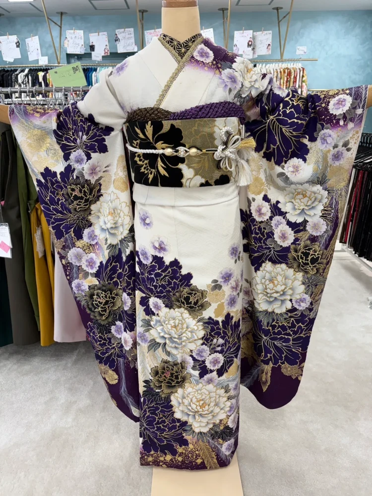 2027年・2028年成人の方におすすめの安カワのモード系のお振袖のご紹介