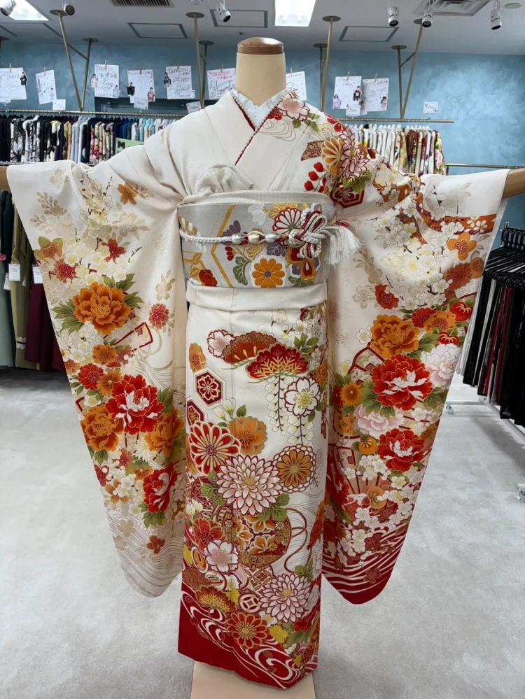 お写真映えするクリームベースの赤色ワンポイントの正統派古典のお振袖のご紹介