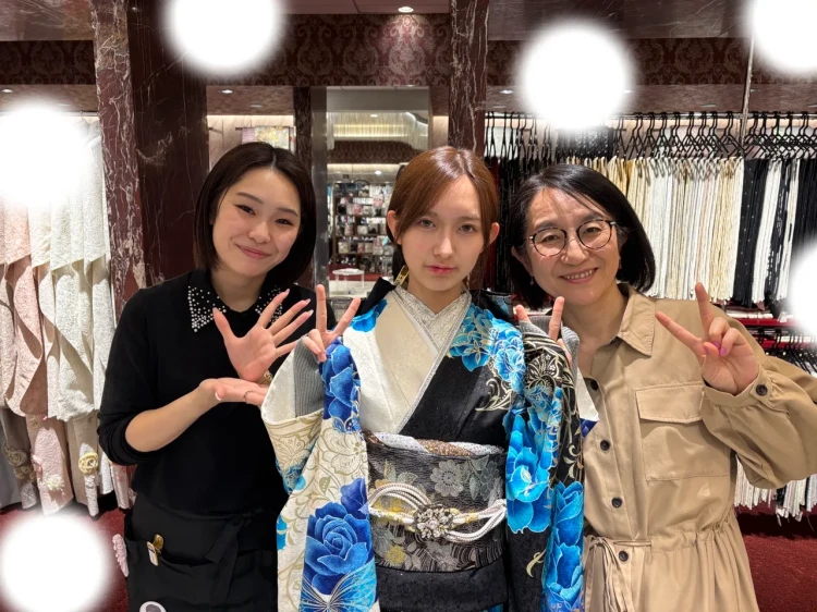 TAKAZEN東京表参道店Flagshipでモードの青のお振袖をご契約いただいたお客様の紹介。桜色のかわいいお振袖