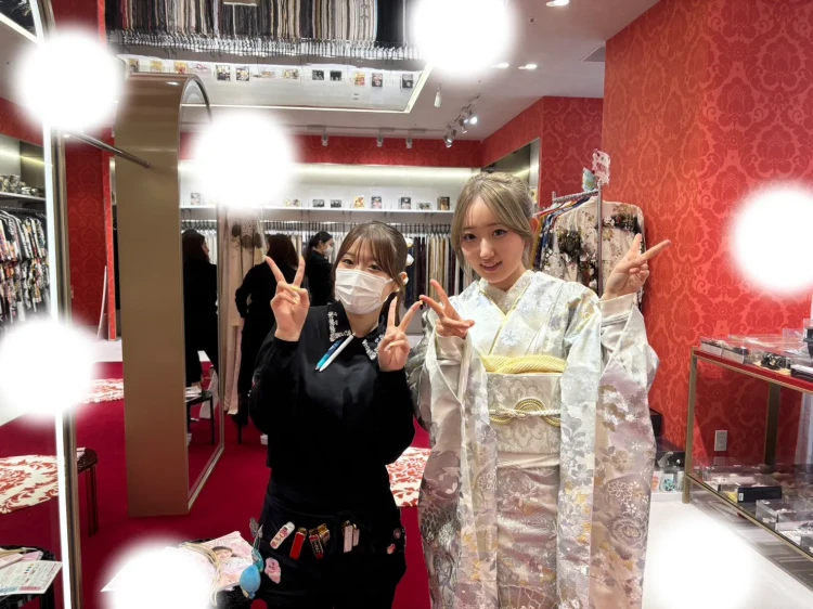 成人式でキラキラシルバープレミアム古典の振袖をご着用するお客様の様子