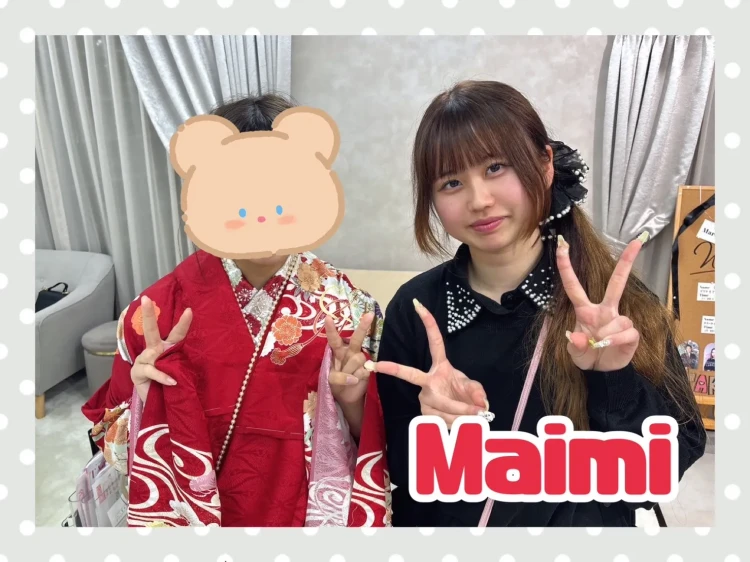 奈良店ではんなり上品な赤色古典を試着するお客様の様子