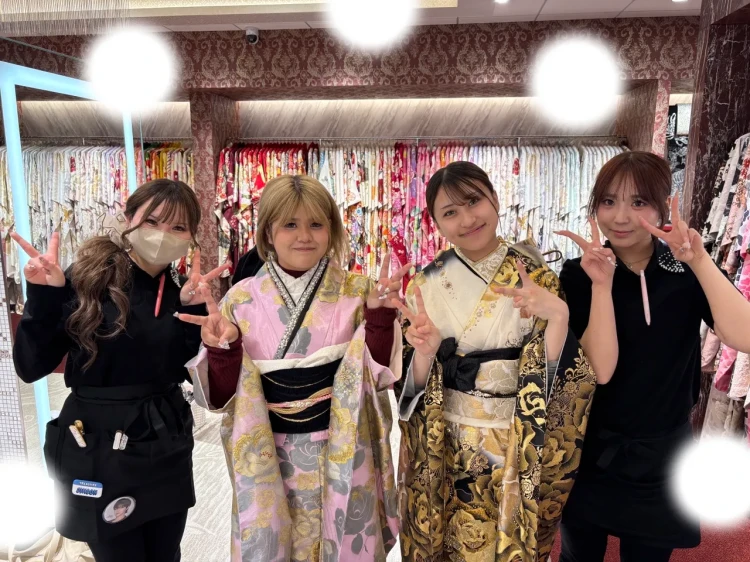 TAKAZEN東京表参道店Flagshipでキラキラなモードとピンクのヘップバーンの振袖をご試着いただいた友人同士のお客様の紹介
