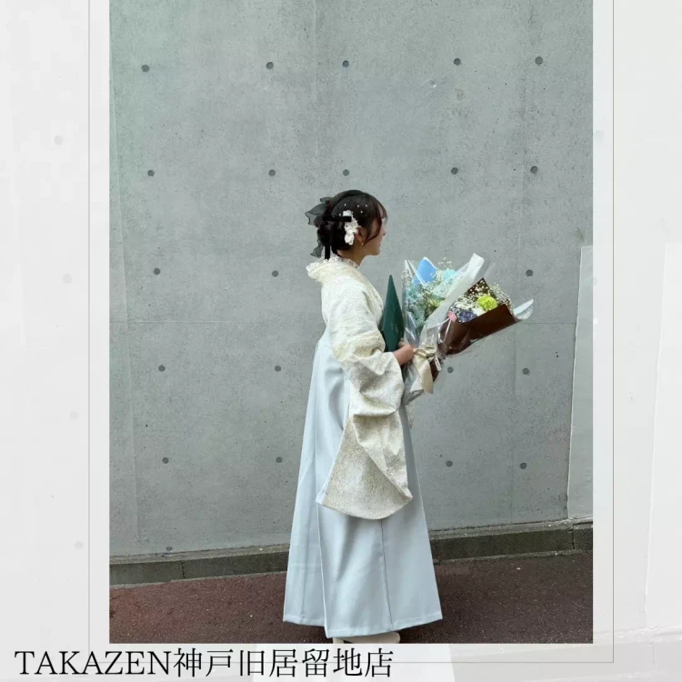 TAKAZEN神戸旧居留地店で袴をレンタルした白と水色コーディネートのお客様