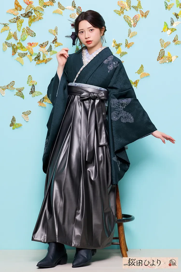 TAKAZENのレンタル袴 桜田ひよりブランド袴 ヴィンテージスタイル 深緑/ダークカラー 蝶々柄 シンプル クール ブーツスタイル【通販可】R26092
