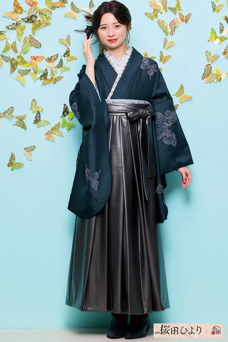 TAKAZENのレンタル袴 桜田ひよりブランド袴　ヴィンテージスタイル　深緑/ダークカラー　蝶々柄　シンプル　クール　ブーツスタイル【通販可】R26092